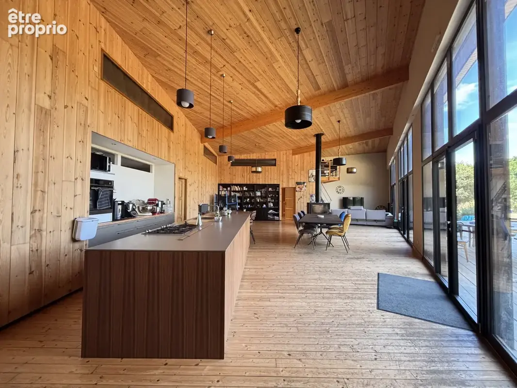 'Une propriété d'exception où le bois, la lumière et les volumes ne font qu'un' - photo 2
