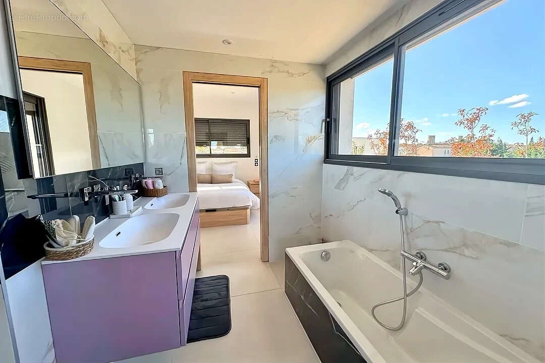 Maison à ENTRAIGUES-SUR-LA-SORGUE