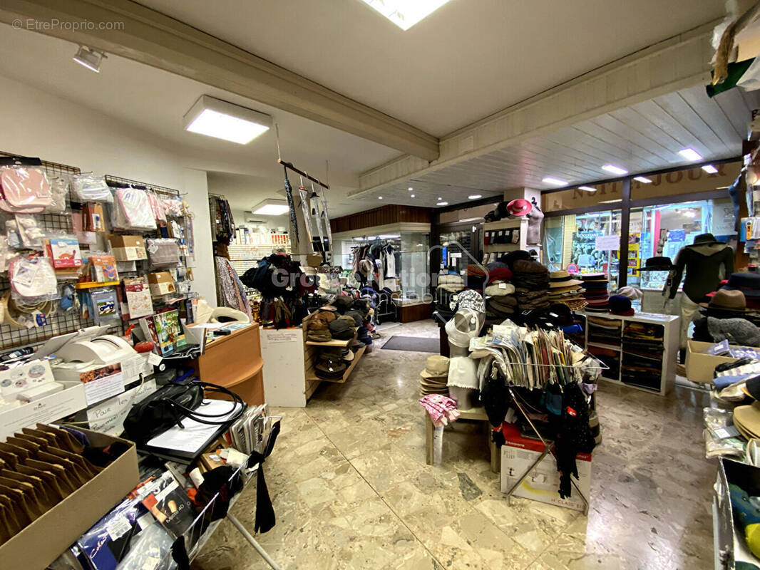 Commerce à BAGNOLS-SUR-CEZE