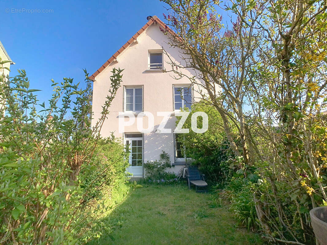 Maison - type 5 -  Geffosses - 3 chambres - dépendances - proche mer et plage - 144 m² - terrain de 2875 m² - photo 2