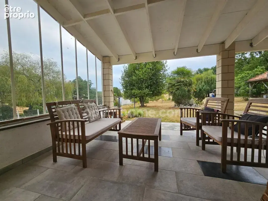 Maison de plain-pied de 120 m², 4/5 chambres et grand garage, au calme absolu. CHAMPNIERS (16) - photo 3