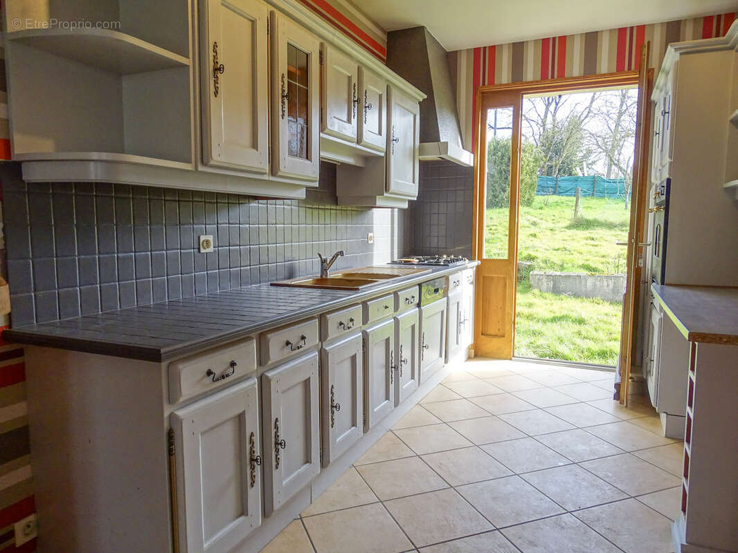 Maison à LA CHAPELLE-MONTMARTIN