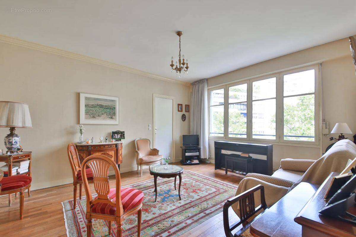 Appartement à PARIS-16E