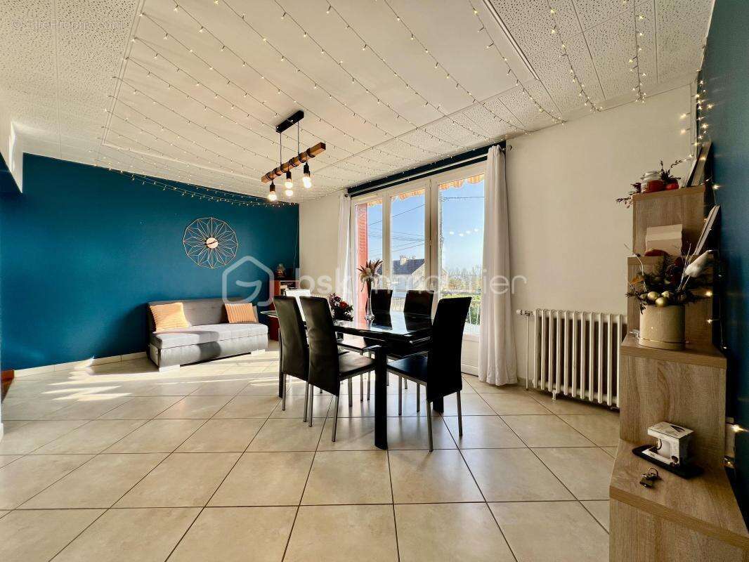 Maison à LAROCHE-SAINT-CYDROINE