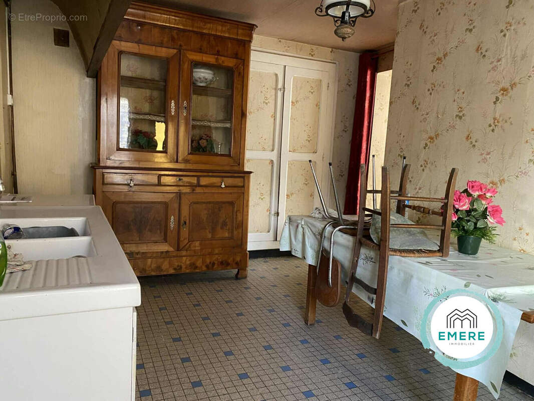 Maison 99 m² à Saint-Georges-De-Reintembault  - photo 4