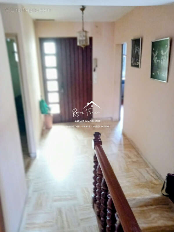 Entrée spacieuse  - Maison à DESCARTES