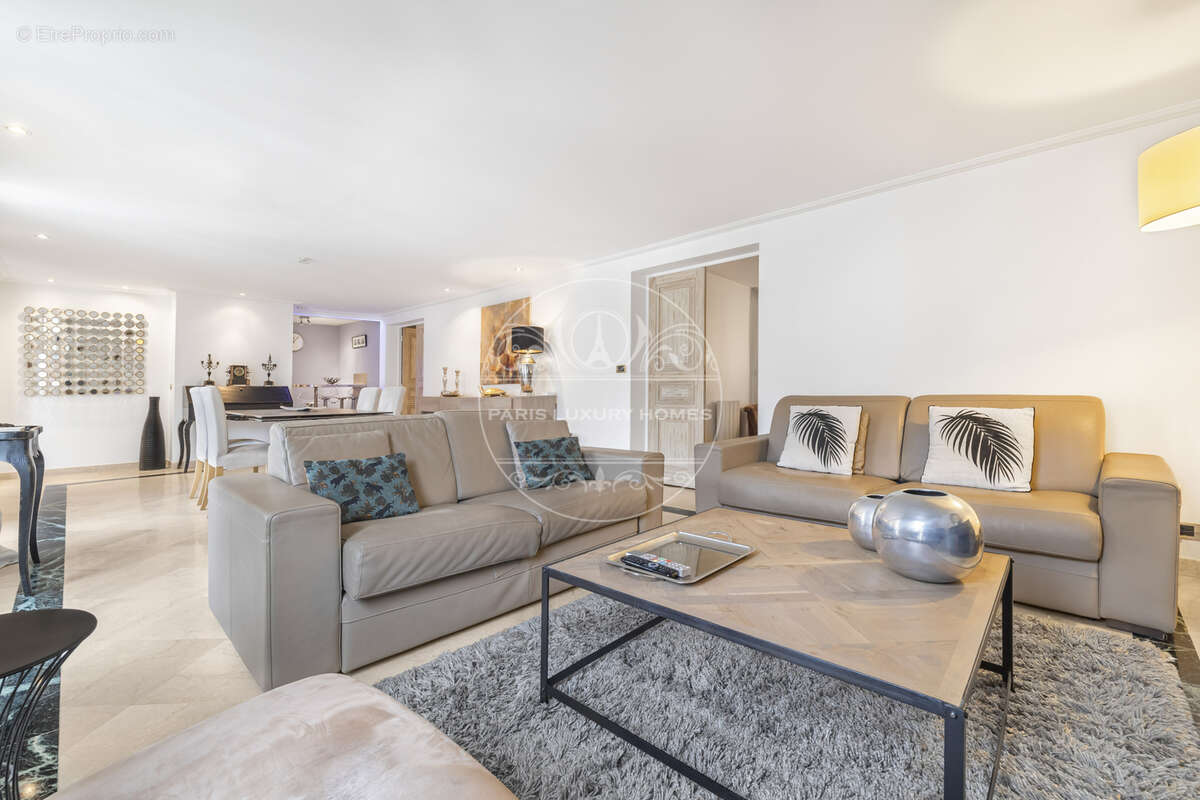 Appartement à PARIS-8E