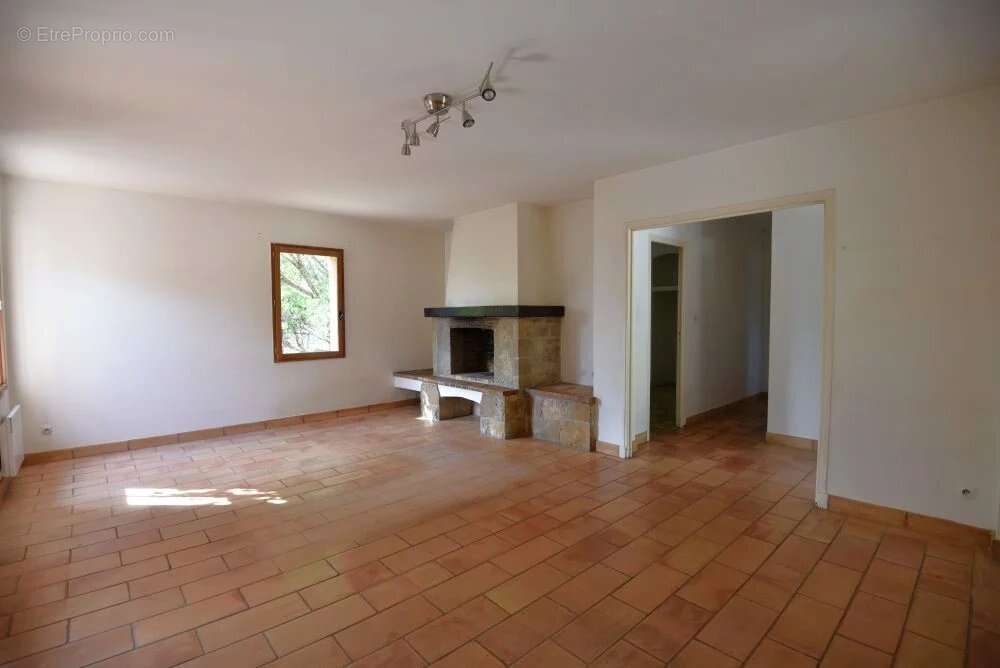 Maison à TOURRETTES