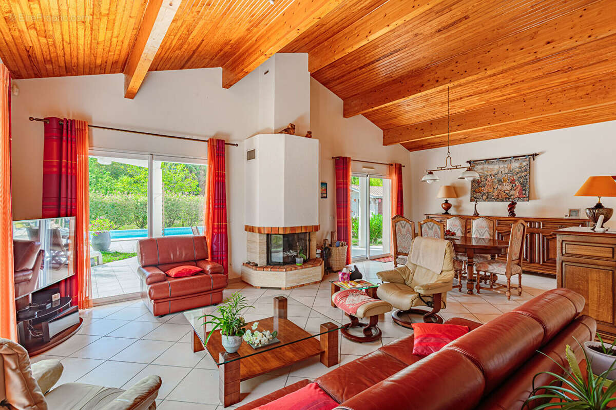 Saubrigues : Maison de plain-pied avec piscine sur 1.500 m² de terrain - photo 3