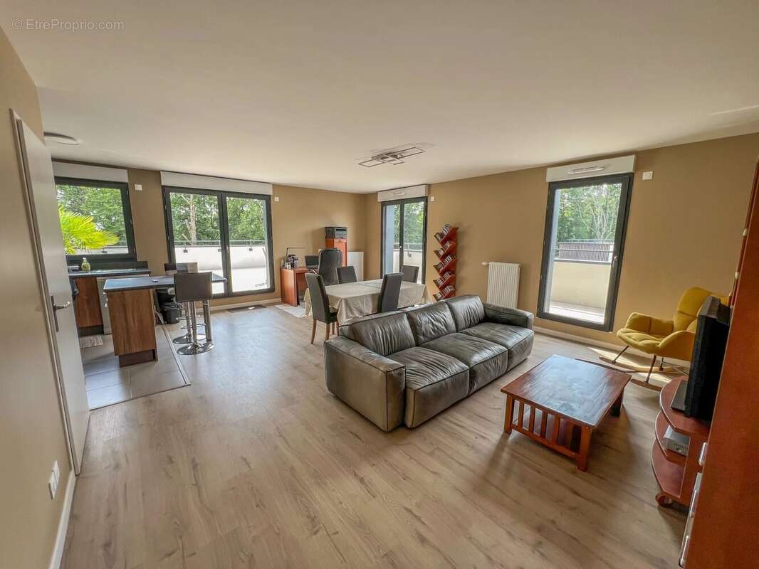 Appartement à LE MESNIL-SAINT-DENIS