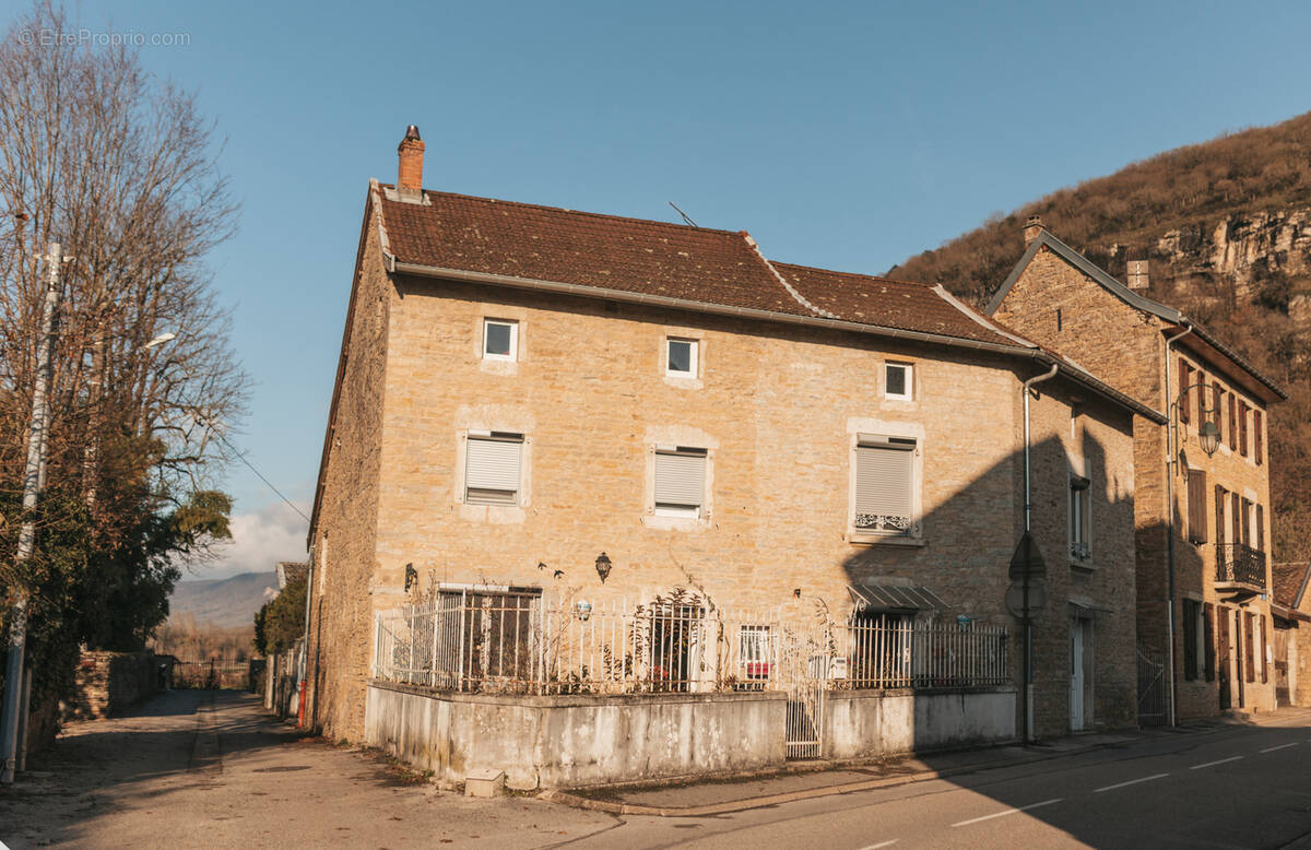Maison à LA BALME-LES-GROTTES
