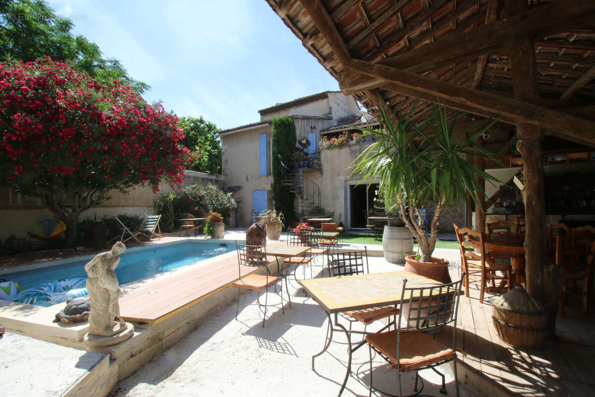 Maison de maître avec jardin, pisicine, parkings. - photo 10