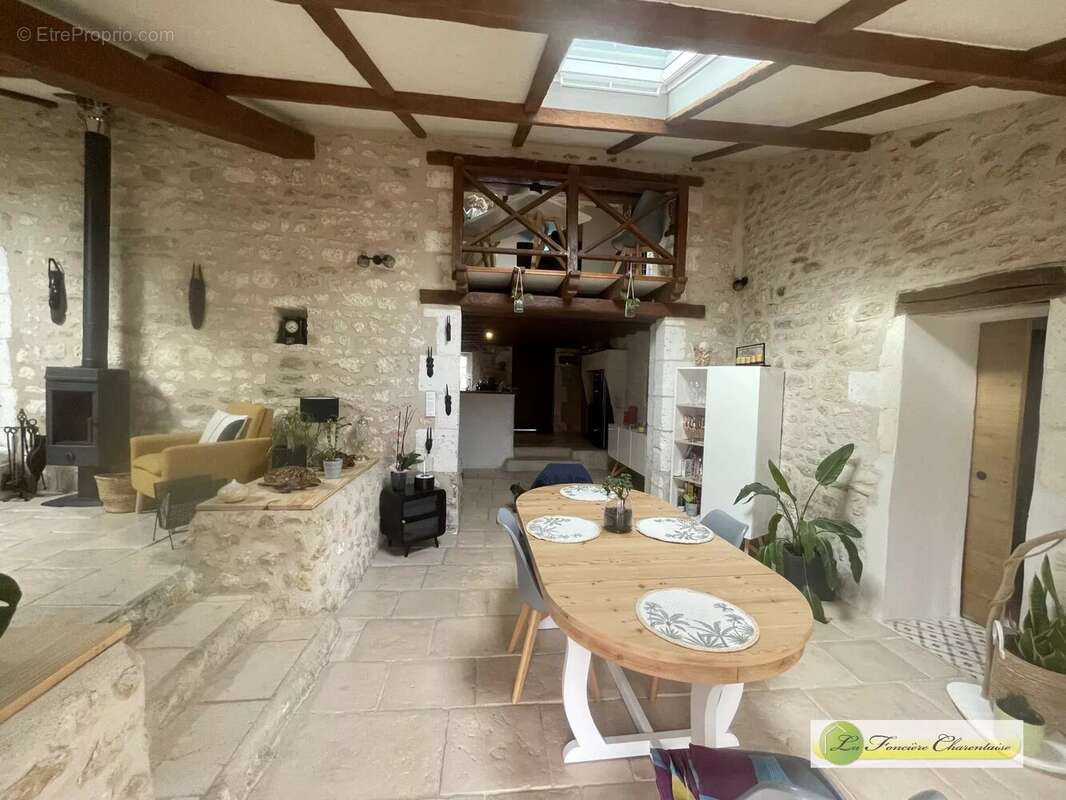Maison à MAGNAC-SUR-TOUVRE
