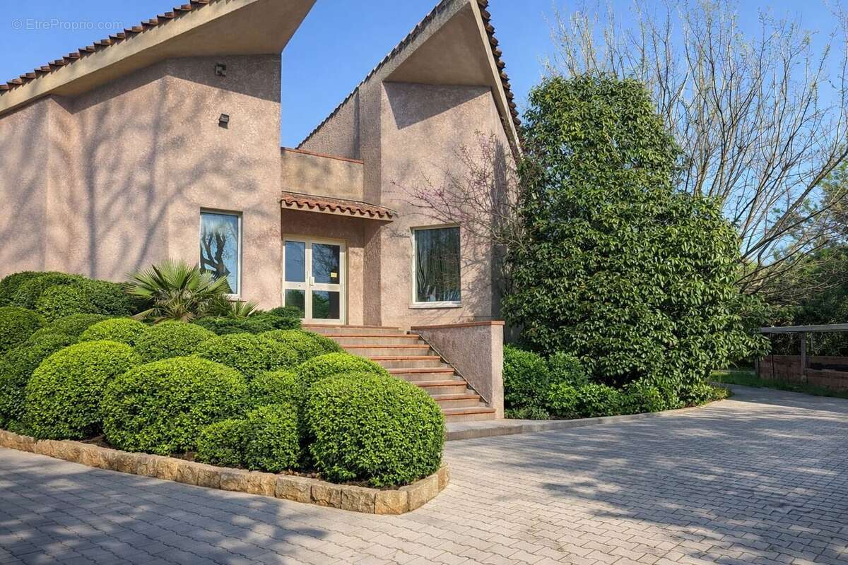 Commerce à BESSE-SUR-ISSOLE