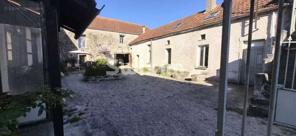 Maison de Charme : 11 Pièces, 329 m² Disponible - photo 6