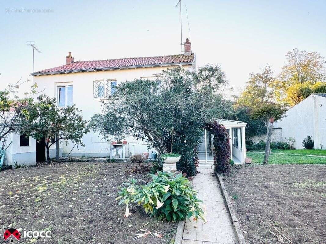 Maison 143 m² à Lucon  - photo 2