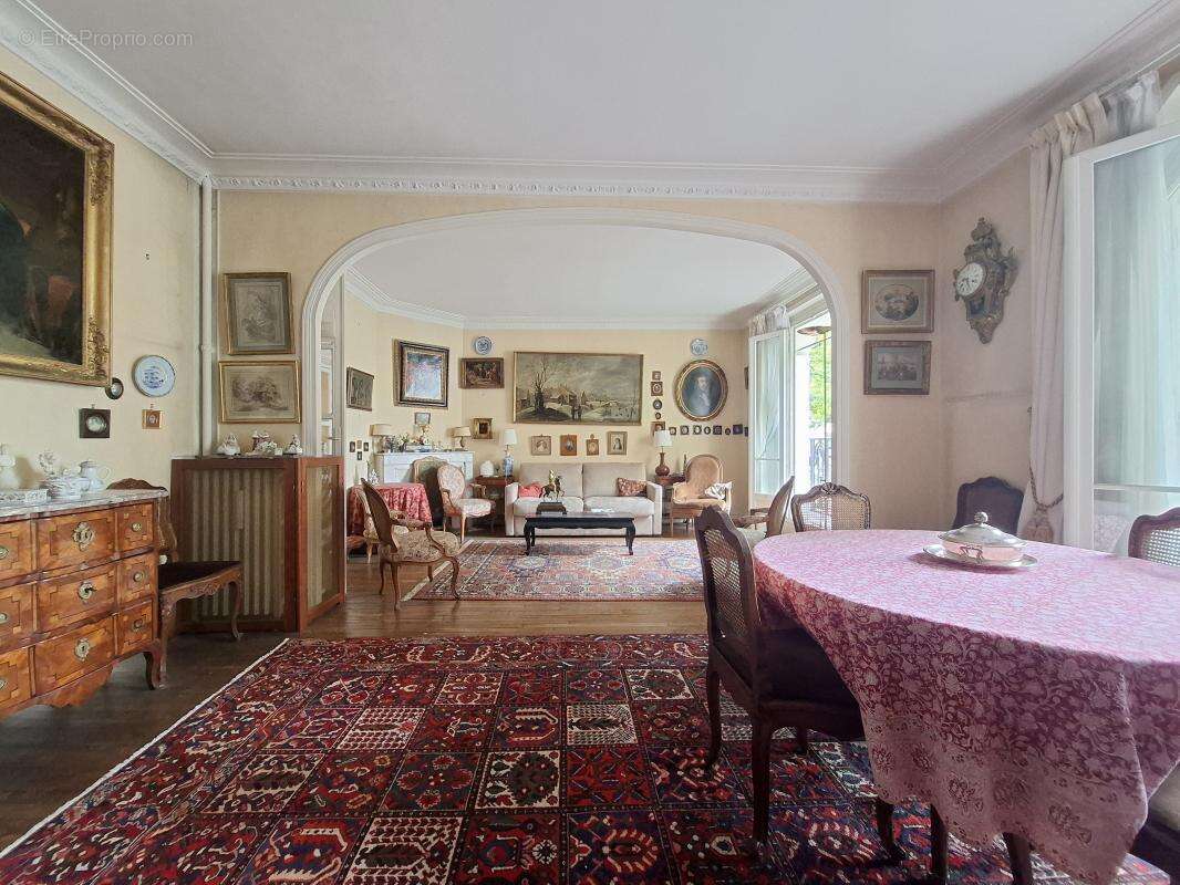 Appartement à PARIS-16E