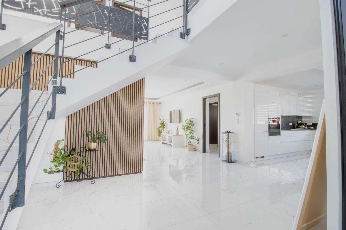 Maison Contemporaine 220 m² 5 Chambres - photo 2