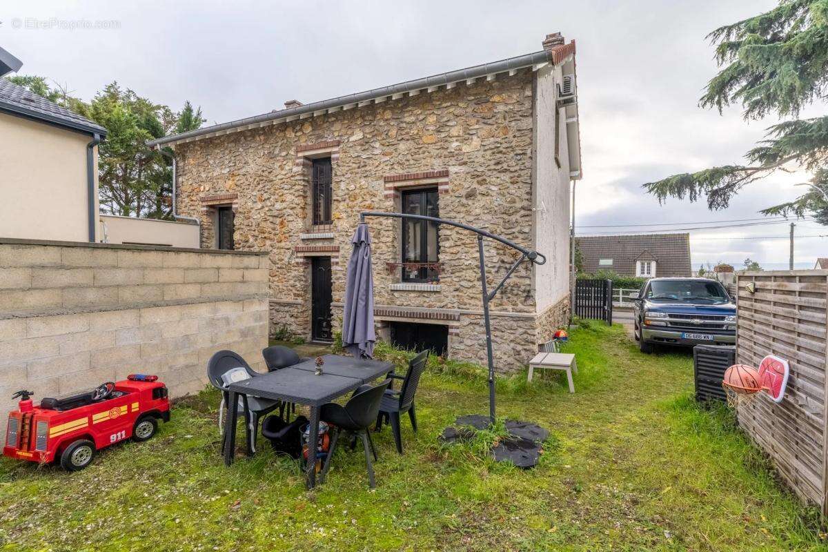 Maison à CHANTELOUP-LES-VIGNES