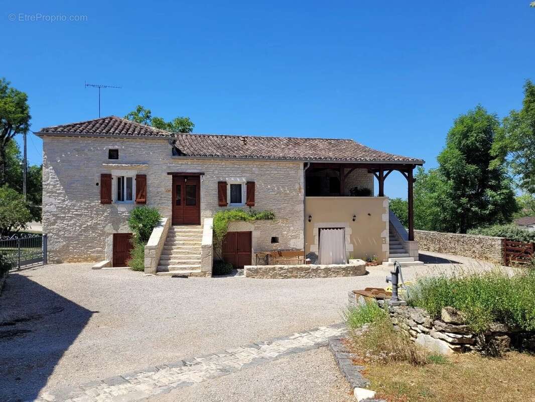 Charmante propriété en pierre avec dépendance, sur plus de 2500 m² de terrain, à 20 minutes de Cahors - photo 2