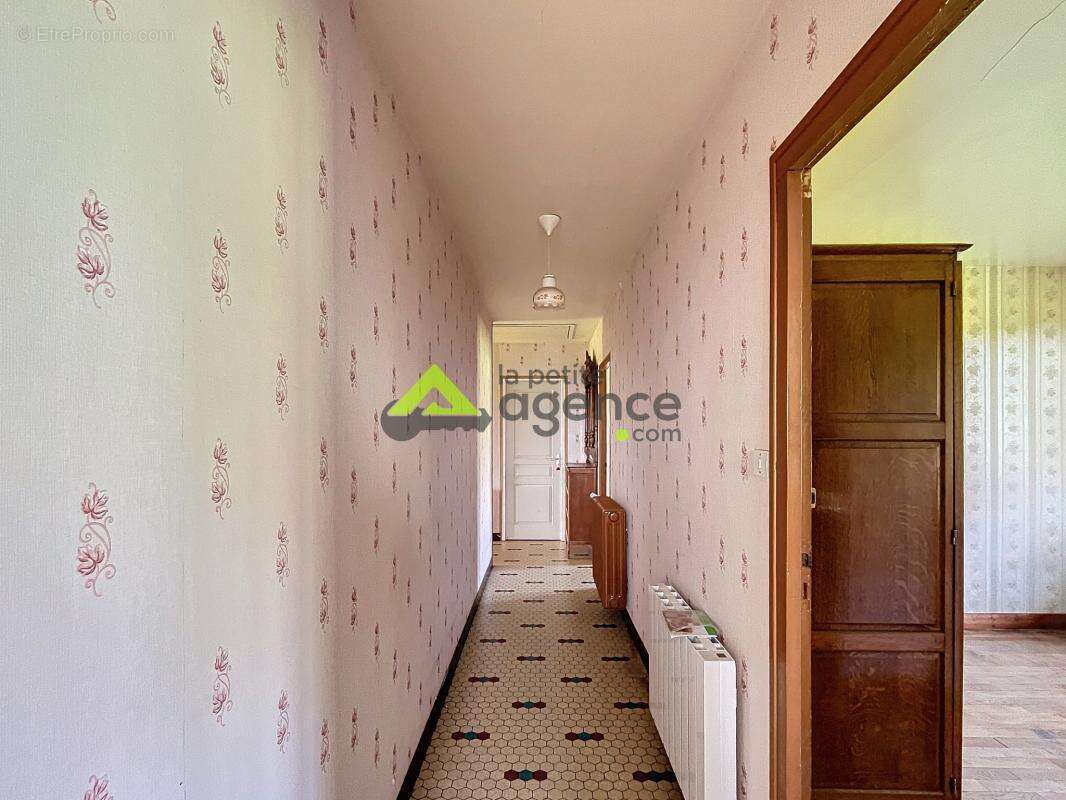 Maison à SAINT-PRIEST-LA-PLAINE