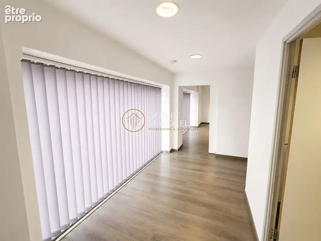 Local commercial, grande vitrine, rue passante. - photo 9