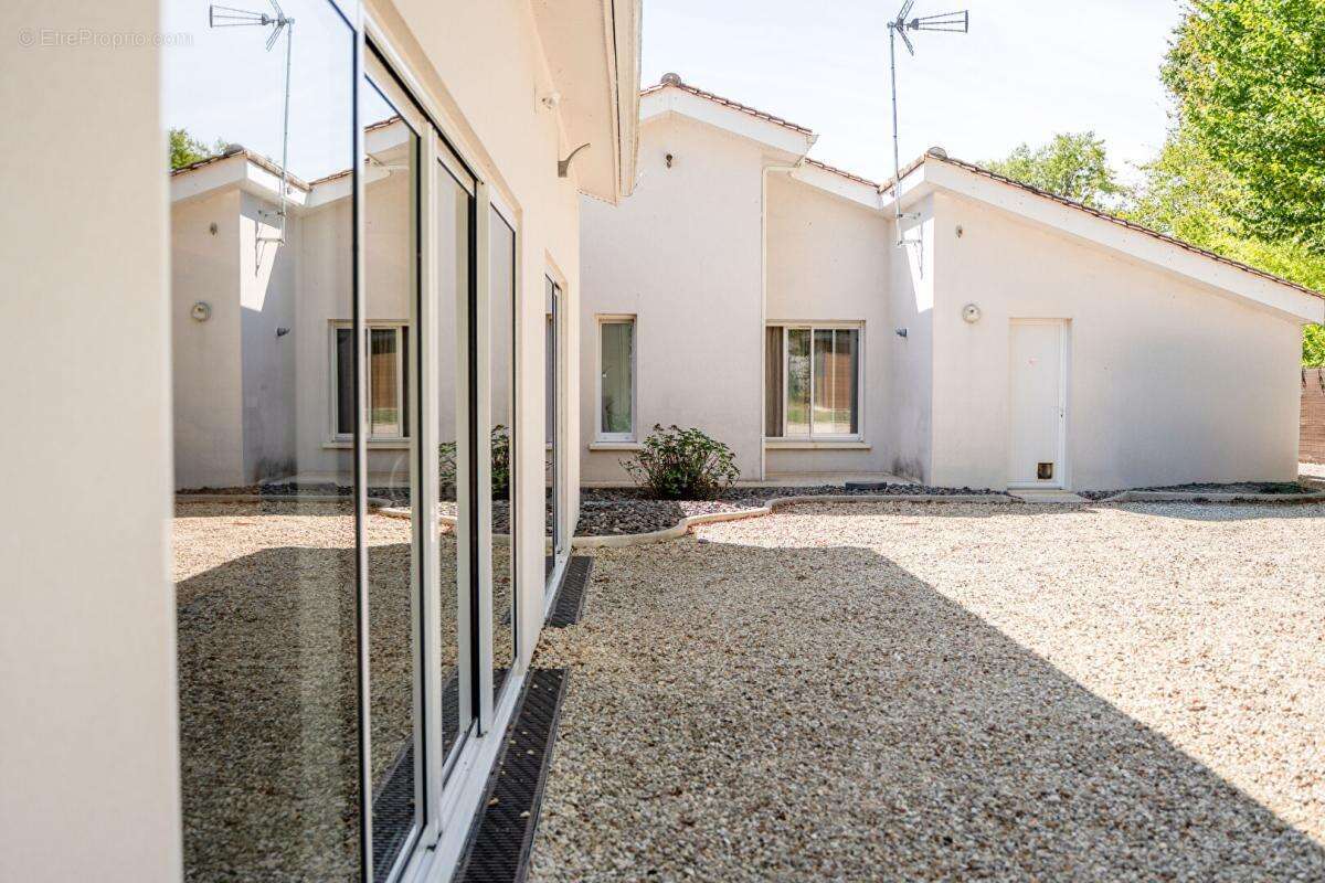 Maison à FLEAC