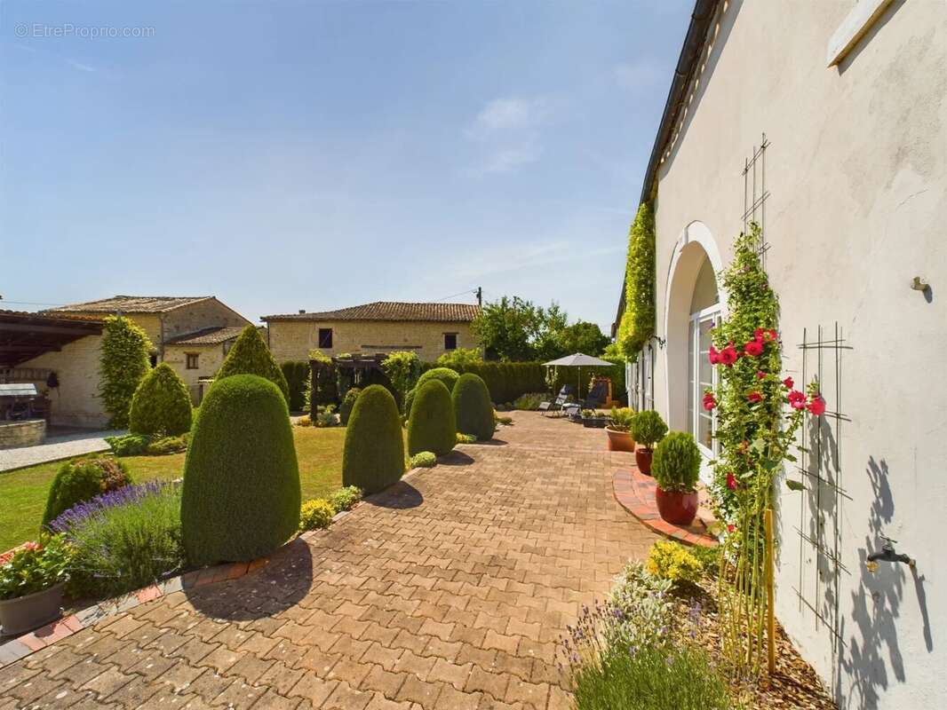 Belle rénovation pour cette Maison de village de 3 chambres/3 salles de bain avec jardins paysagers. - photo 15