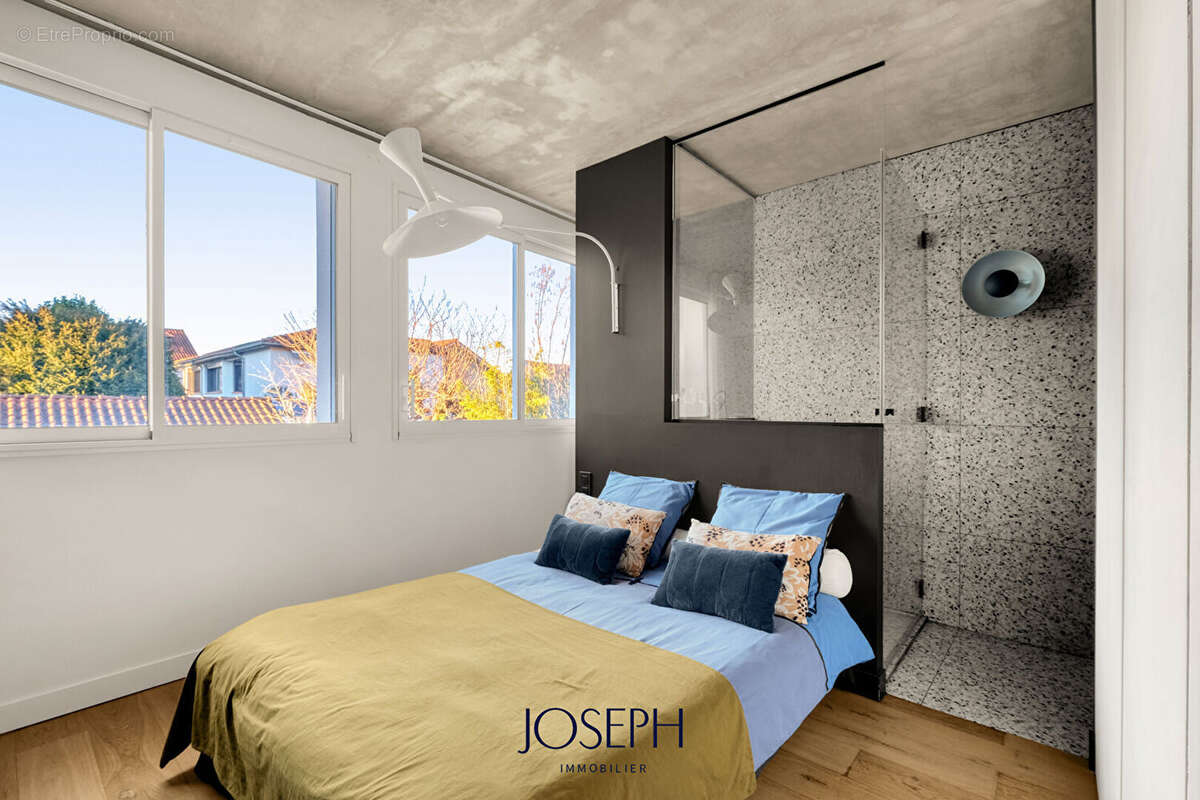 Guilhemery, maison t6/t7 avec jardin, piscine et garage. - photo 9