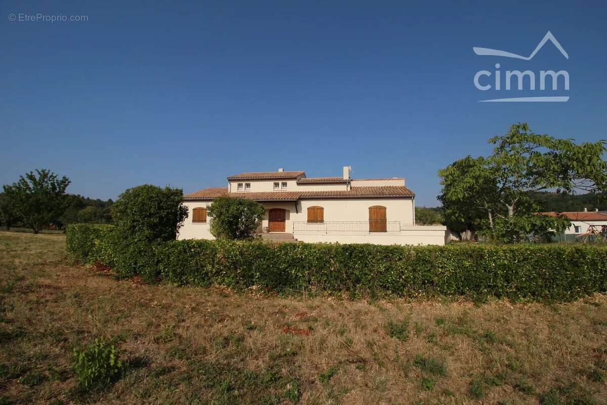 A vendre une villa de 216m² avec annexes et grand garage sur une parcelle de 9755m² - photo 11