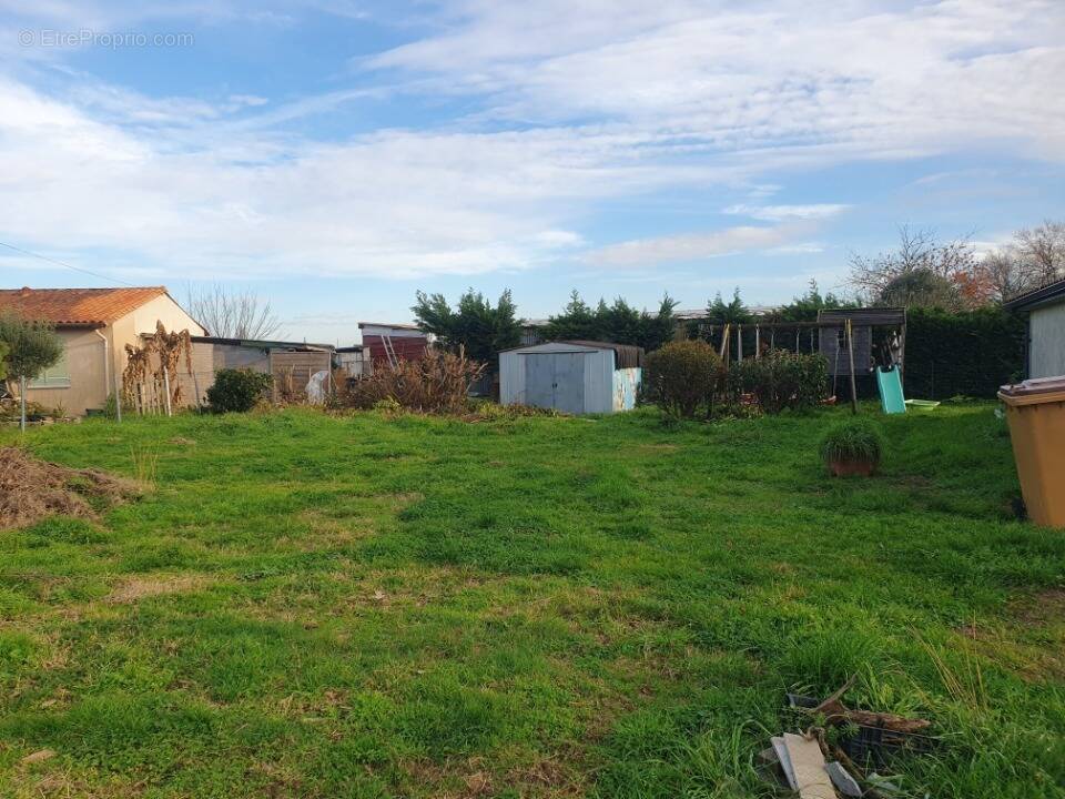 Terrain à LA LANDE-DE-FRONSAC
