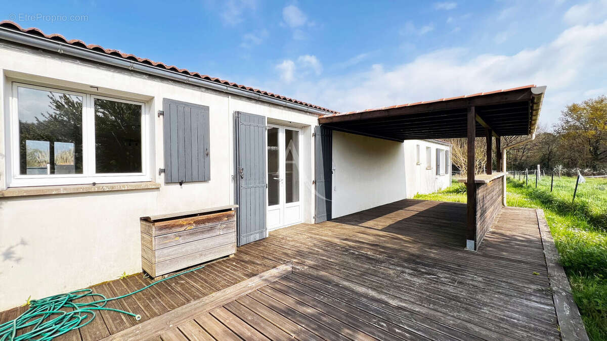 Maison à CHAILLEVETTE