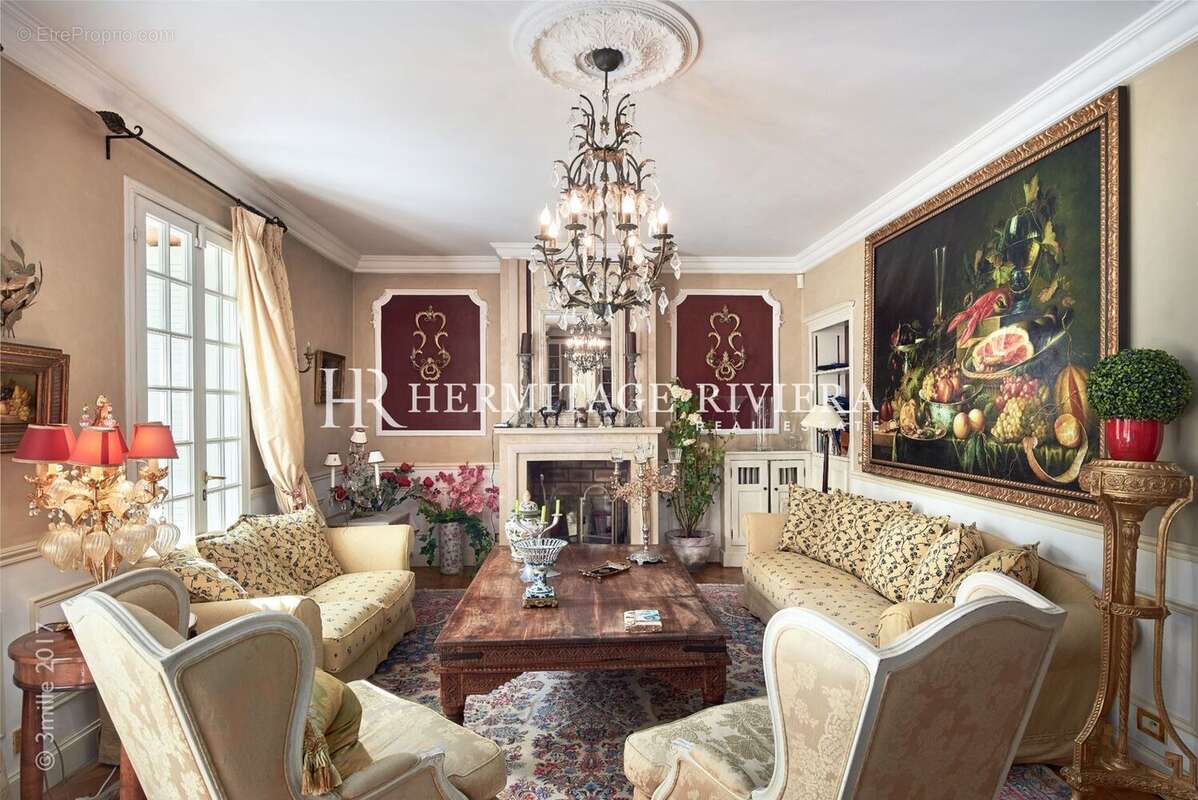 séjour de la villa belle époque à vendre à cap-d'ail