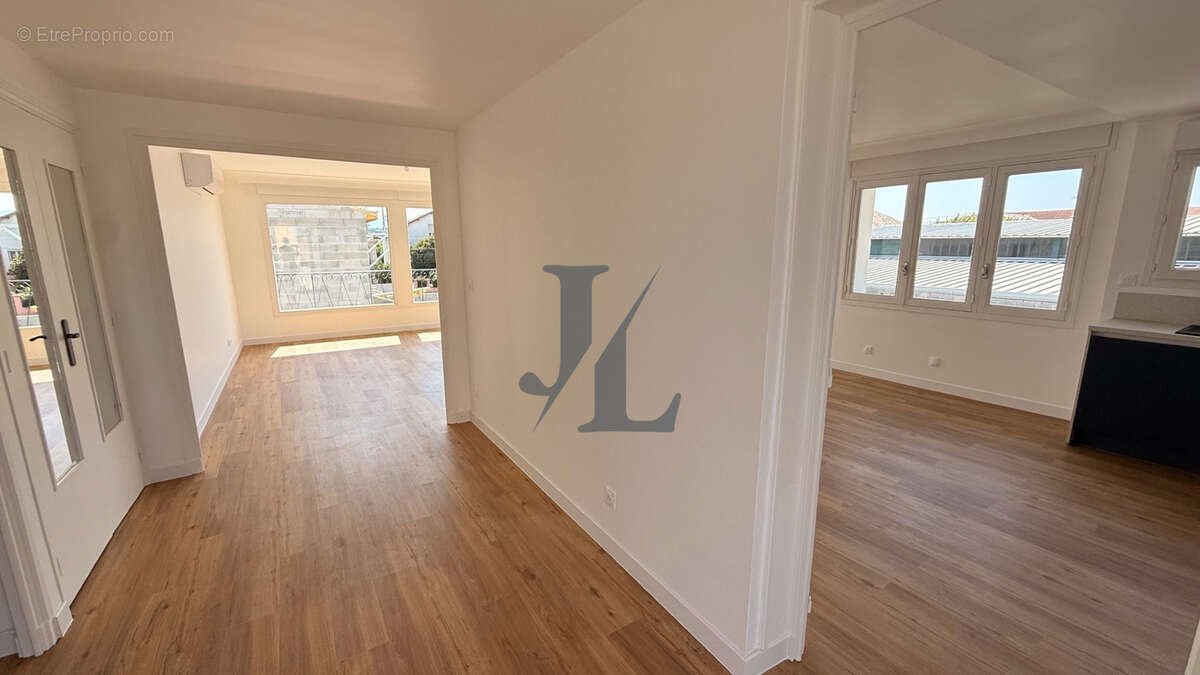 EXCLUSIVITÉ   Appartement de 98 m2 entièrement rénové avec terrasse, cave et stationnements - photo 5