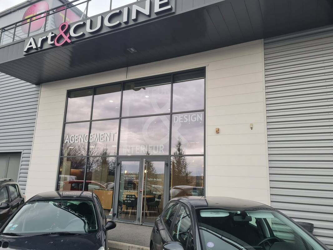 Commerce à SAINT-GENEST-LERPT