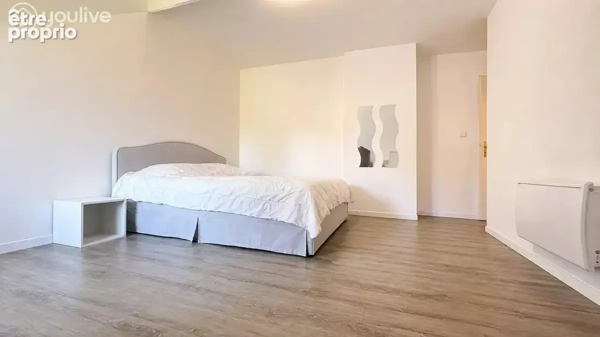 T3 atypique, entièrement rénové, dernier étage, lumineux et ventilé — 2 parkings sécurisés + cave - photo 6
