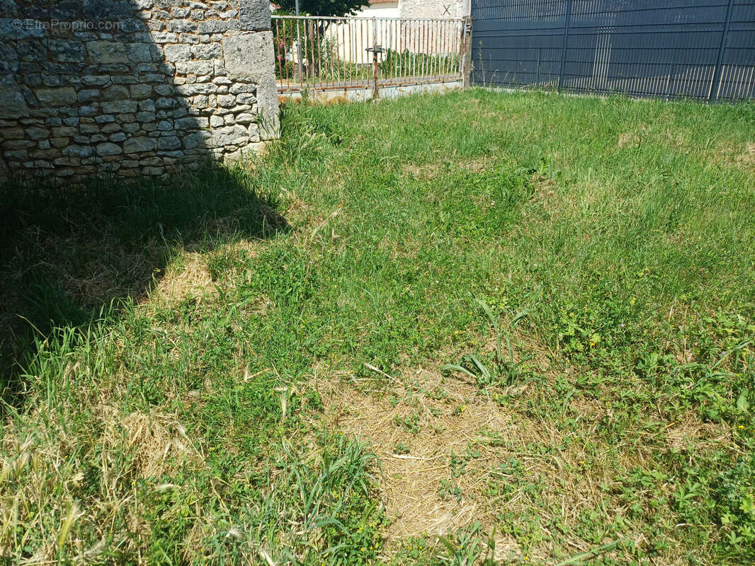 Maison à LES ADJOTS