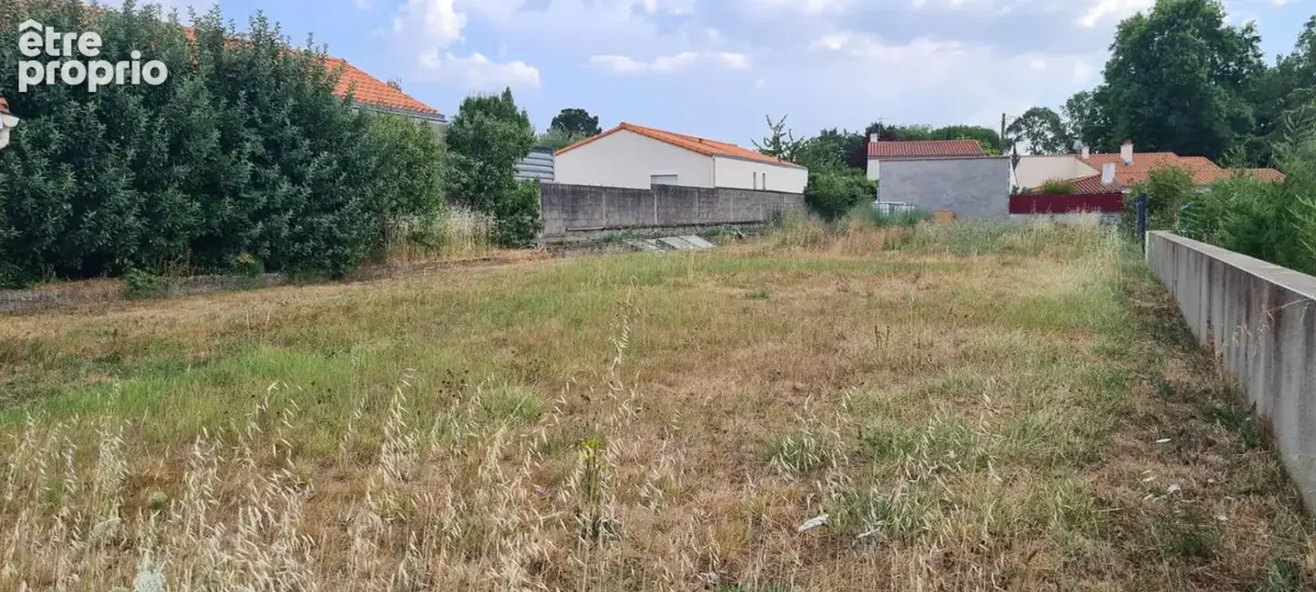 Terrain constructible La Chapelle Heulin 621 M² avec abri de jardin (17 M²) et préau (14 M²) - photo 2