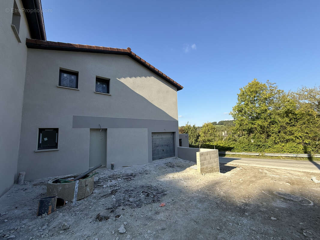 Maison à EYZIN-PINET