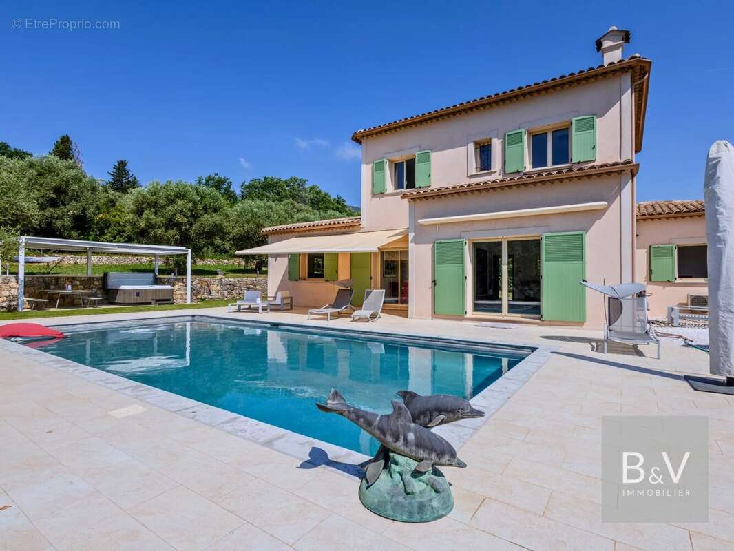 Maison à CHATEAUNEUF-GRASSE