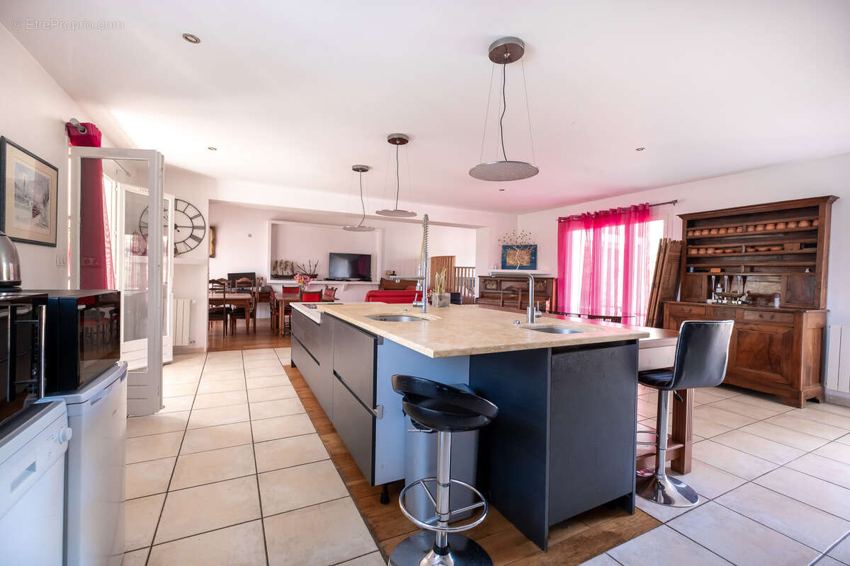 Maison à LA TOUR-DE-SALVAGNY