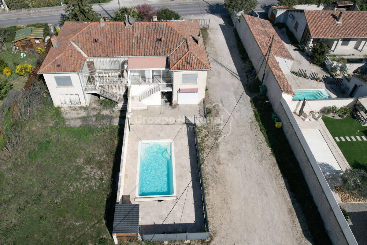 Maison à ENTRAIGUES-SUR-LA-SORGUE