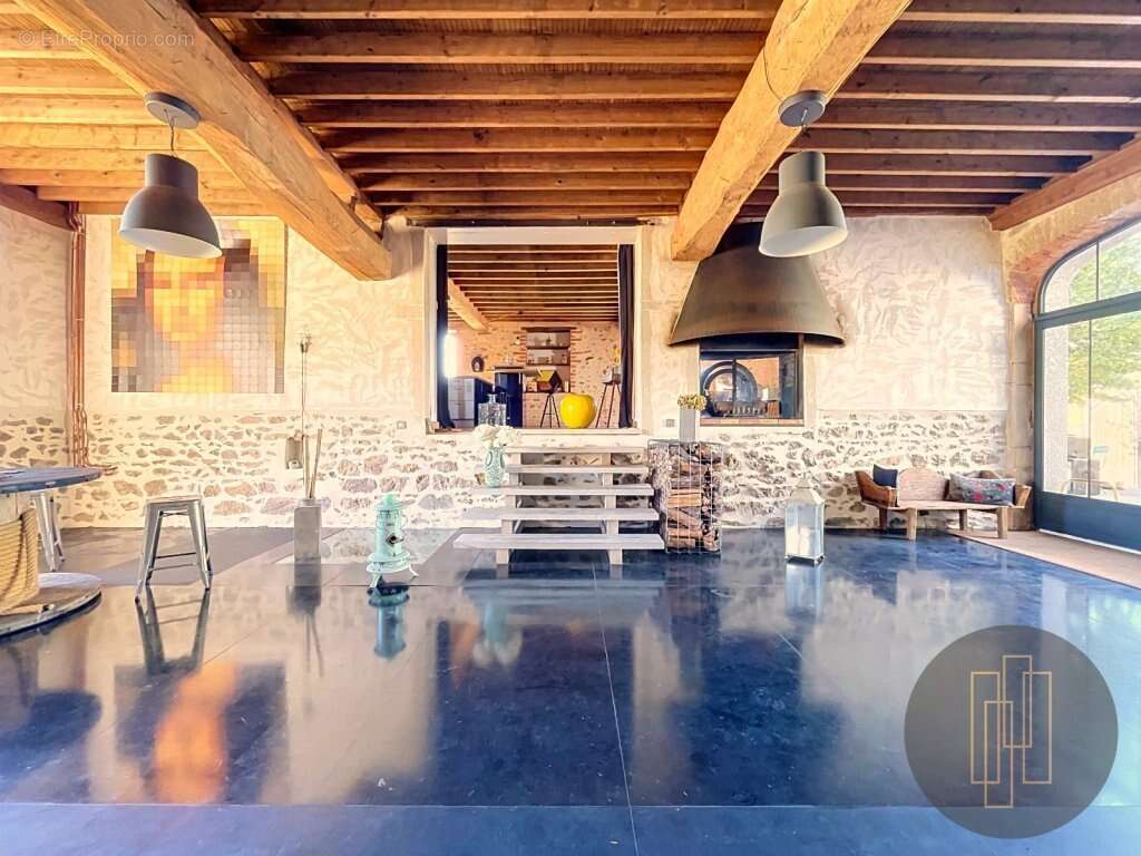 Propriété de charme de 522m2 avec piscine et vue dégagée - photo 5