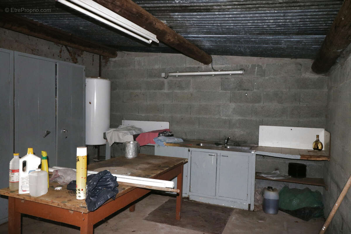 Terrain de loisirs de 5 ha comprenant 1 bâtiment raccordé à l'eau et à l'électricité - photo 8