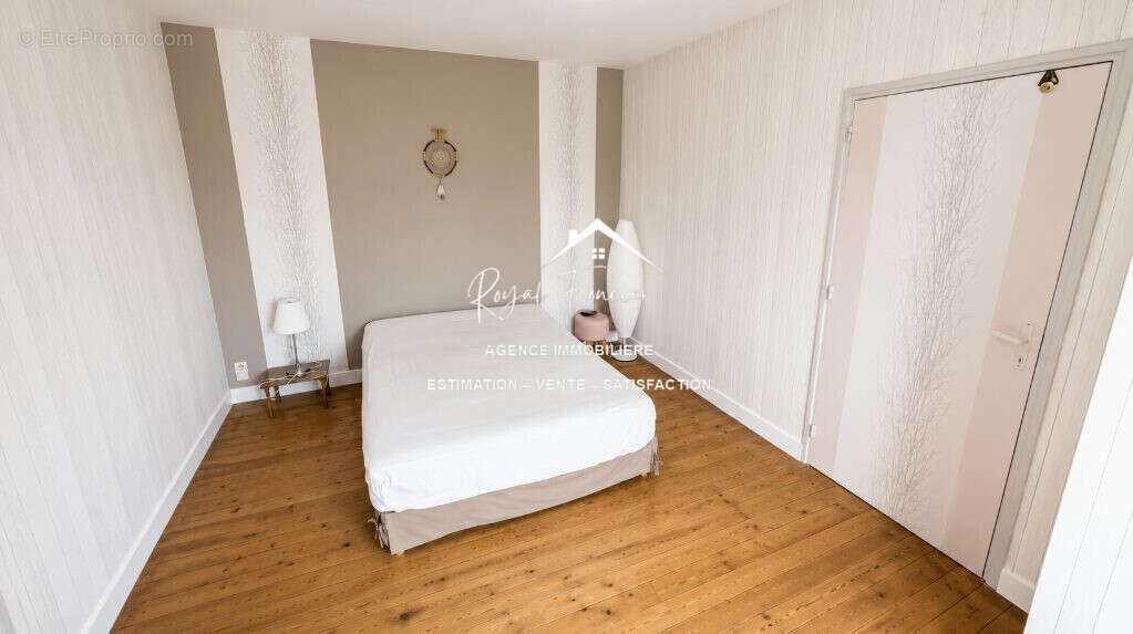 Chambre au 1er étage - Maison à CHATELLERAULT