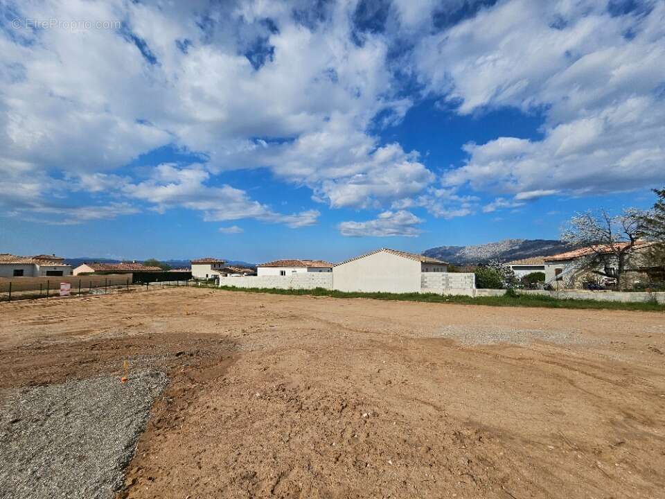 Terrain à POURRIERES