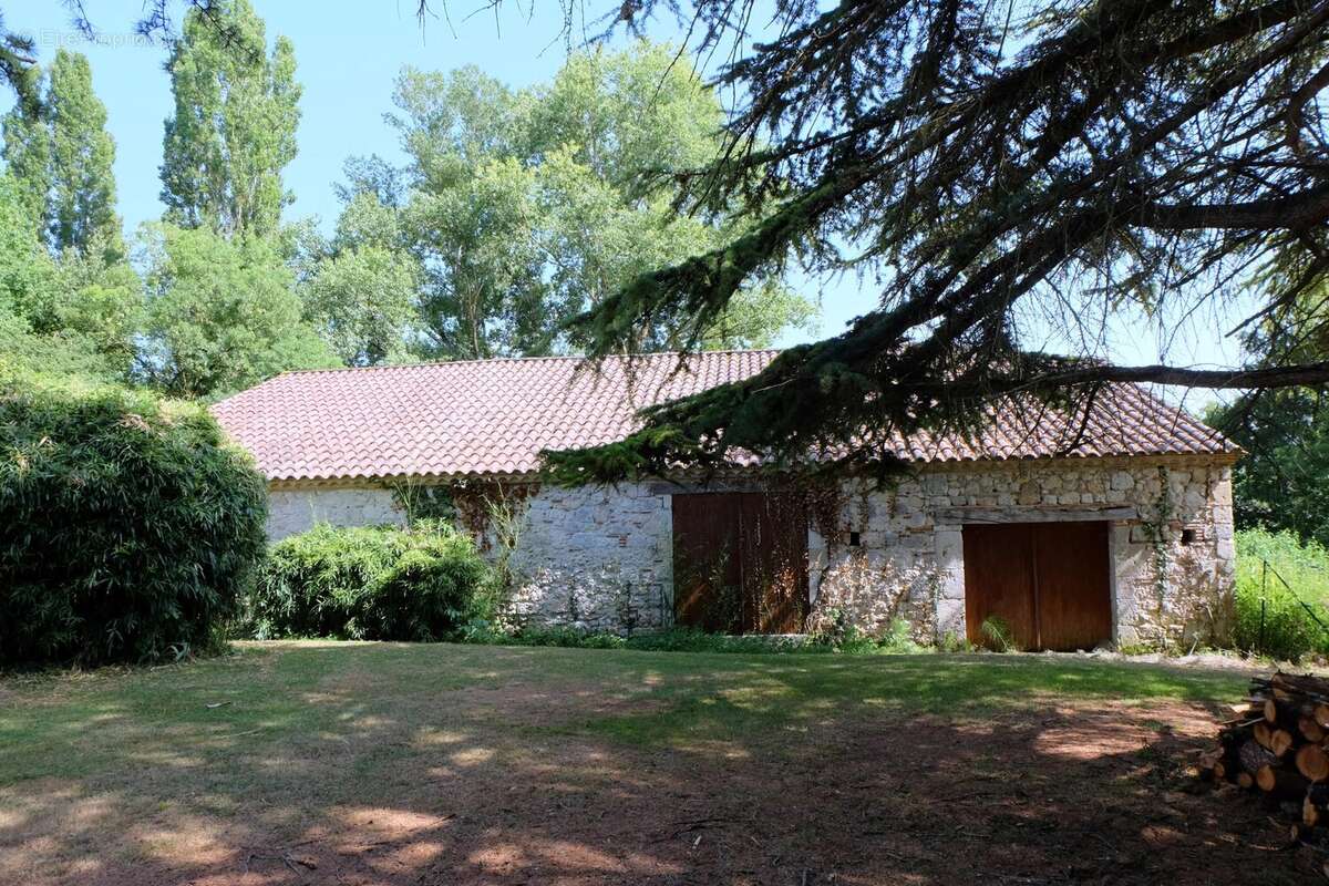 Impressionnante maison en pierre avec piscine et jardins très privés - photo 20
