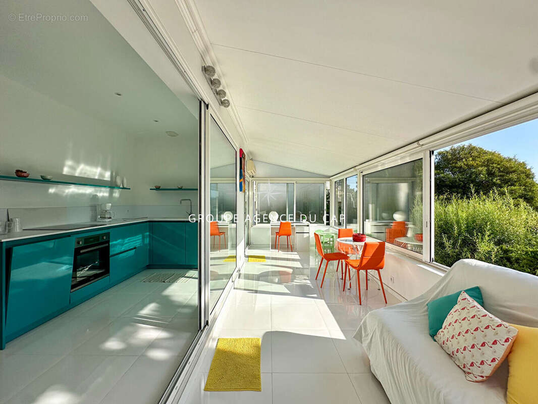 À vendre villa 4 pièces avec vue mer et studio indépendant, 15min a pied du centre ville de saint aygulf - photo 10