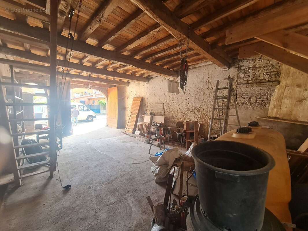 Parking à SAINT-SULPICE-SUR-LEZE