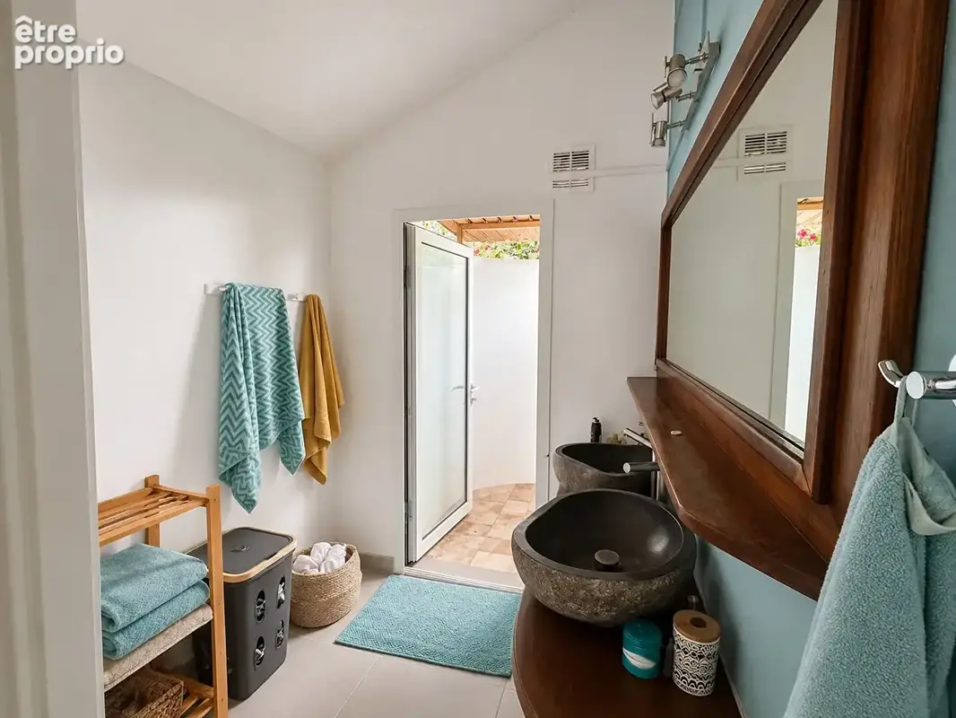 Villa t5 avec piscine et dépendance saint gilles: tout a pieds! - photo 5